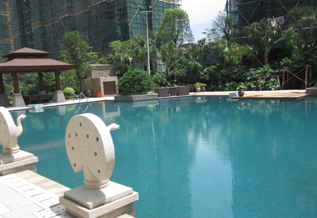 皇庭壹號(hào)公館游泳池項(xiàng)目分為成人池和兒童池，泳池水處理采用BOLAN泳池一體機(jī)，成人池使用BL-35型號(hào)BOLAN壁掛式泳池一體機(jī)4臺(tái)，單臺(tái)設(shè)備水處理流量為35立方/小時(shí)，兒童池采用特別定制泳池一體機(jī)1臺(tái)，單臺(tái)設(shè)備水處理流量為15立方/小時(shí)