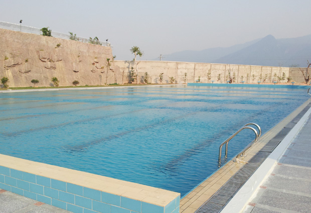 該項(xiàng)目采用BOLAN品牌泳池設(shè)備，過(guò)濾器為4臺(tái)BOLAN品牌石英砂過(guò)濾器（型號(hào)為BS-1800），水泵為5臺(tái)15HP/380V泳池專(zhuān)業(yè)循環(huán)銅泵；消毒設(shè)備為：1臺(tái)水質(zhì)監(jiān)控儀+3臺(tái)投藥計(jì)量泵；另配置補(bǔ)水水箱、泳池?zé)?、跳臺(tái)、泳道線(xiàn)、救生椅等泳池配套設(shè)施。