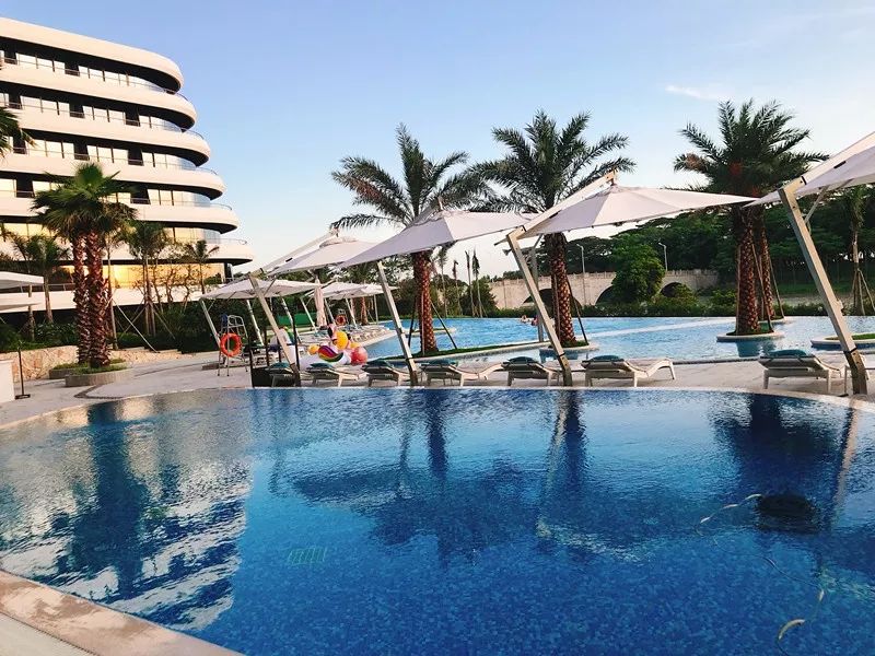 廣州南沙花園酒店泳池的設(shè)計(jì)由中外知名專(zhuān)家組成（根據(jù)歐洲知名設(shè)計(jì)師的創(chuàng)意，城市規(guī)劃設(shè)計(jì)院提供基礎(chǔ)方案，我司負(fù)責(zé)專(zhuān)業(yè)方案設(shè)計(jì)），并由我司提供泳池設(shè)備的供應(yīng)及安裝服務(wù)。